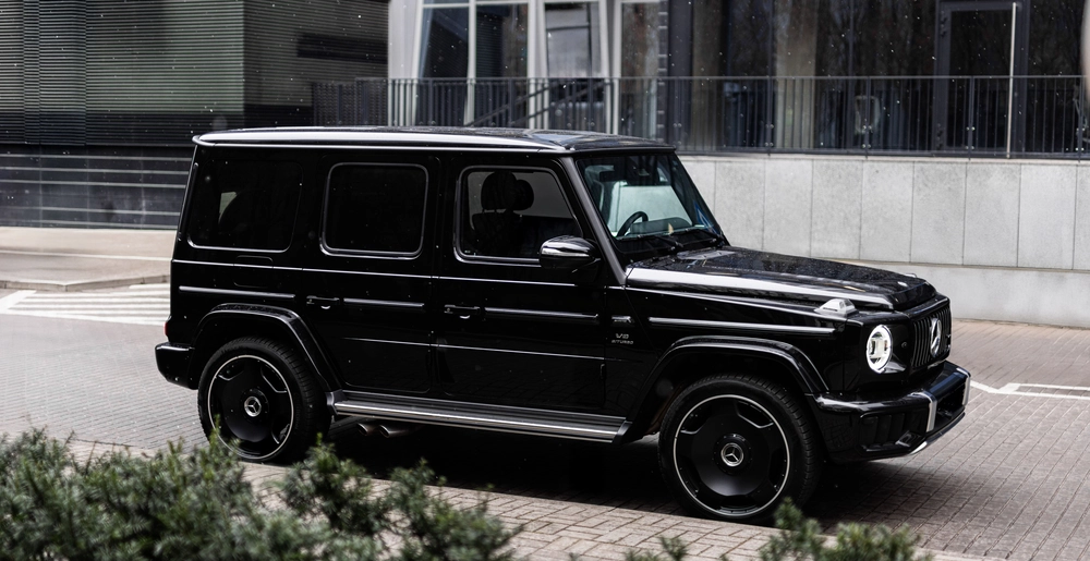 Mercedes G63 AMG LIFT — widok z boku, czarny SUV klasy premium z silnikiem V8 na tle miasta w Warszawie