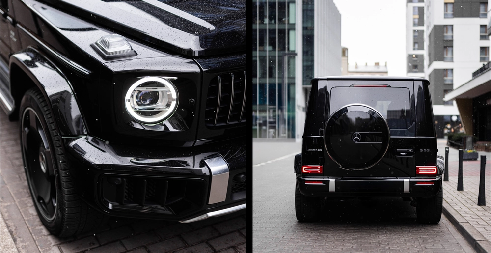 Przód i tył odświeżonego Mercedesa-AMG G 63: kultowe światła LED w formie pierścieni, masywna osłona chłodnicy Panamericana i czarne koło zapasowe z logo Mercedesa. Ikona stylu i mocy na ulicach miasta.