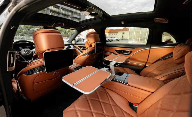 Mercedes-Maybach S580 w dwukolorowym nadwoziu – luksusowy sedan do wynajęcia w Warszawie