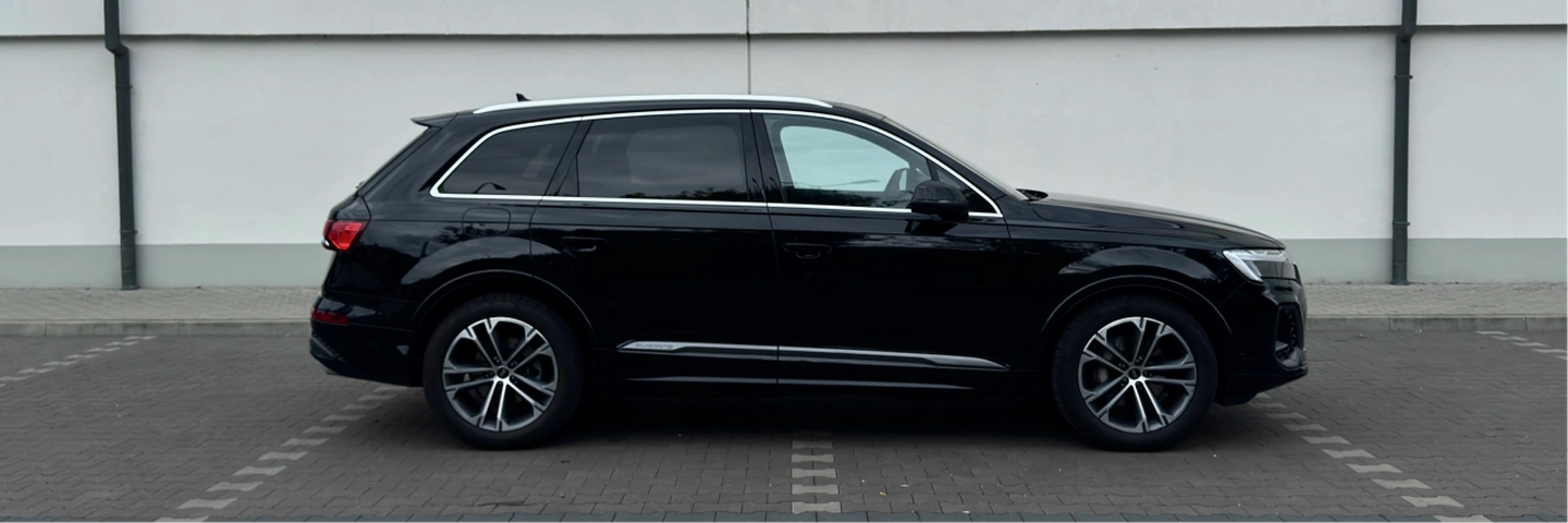 Audi Q7 50 TDI quattro S line чёрный вид сбоку – аренда Варшава SK CARS