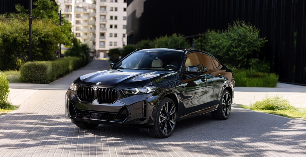 BMW X6 xDrive40d M Sport w czarnym kolorze – sportowy SUV klasy premium do wynajęcia w Warszawie. Styl, moc i elegancja z SK CARS.