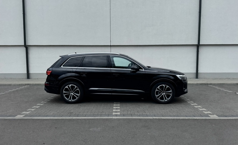 Audi Q7 50 TDI quattro S line czarny bok widok – wynajem Warszawa SK CARS