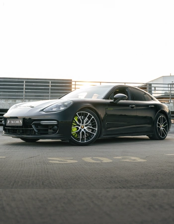 Porsche Panamera Turbo S E-Hybrid zaparkowane w Warszawie, widok z przodu pod kątem, wynajem w SK CARS.