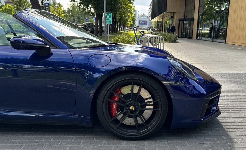 Porsche 911 Carrera 4 GTS Cabriolet niebieski – felga z czerwonymi zaciskami hamulcowymi, wynajem Warszawa SK CARS