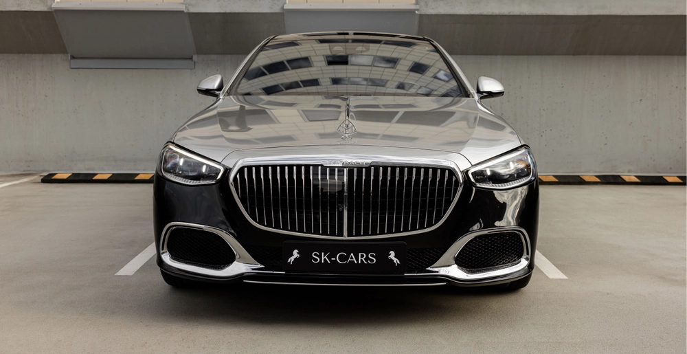 Mercedes-Maybach S580 z przodu z charakterystycznym chromowanym grillem – wynajem auta premium w Warszawie
