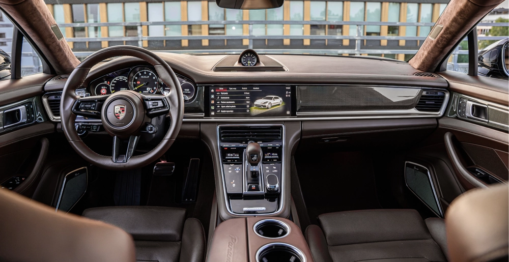 Салон Porsche Panamera Turbo S E-Hybrid с цифровой приборной панелью и премиальной отделкой, аренда в Варшаве.