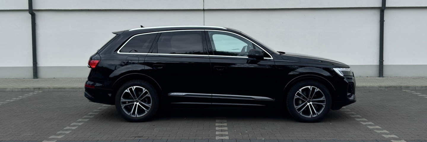 Audi Q7 50 TDI quattro S line czarny widok z boku – wynajem Warszawa SK CARS