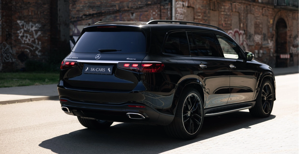 Mercedes-Benz GLS 450d 4MATIC z tyłu pod kątem – wynajem luksusowego SUV-a w Warszawie