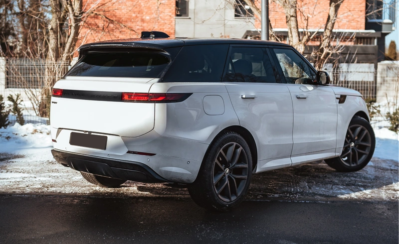Белые кожаные сиденья Range Rover Sport с панорамной крышей и премиальной отделкой салона.