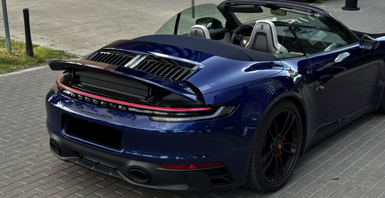Porsche 911 Carrera 4 GTS Cabriolet – tył auta z otwartym dachem, kolor niebieski, wynajem Warszawa SK CARS