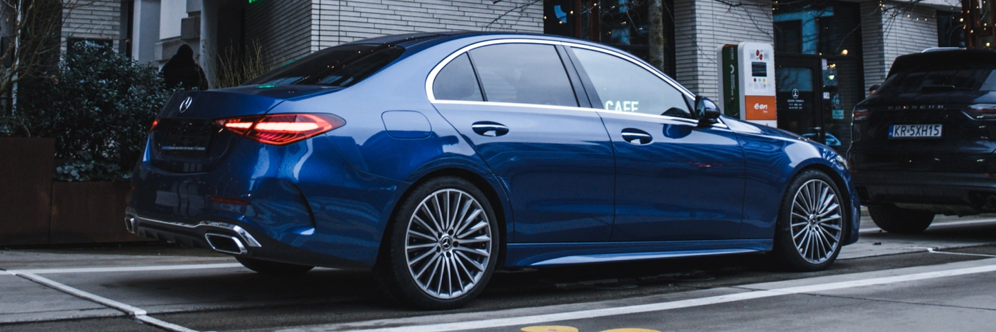 Mercedes-Benz C-Class w wyrafinowanym niebieskim kolorze. Zarezerwuj ten model już teraz na stronie SK CARS i ciesz się komfortem klasy premium.