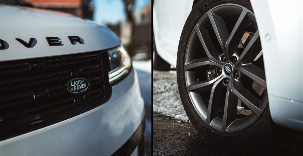Логотип Land Rover и фирменный легкосплавный диск Range Rover Sport крупным планом.