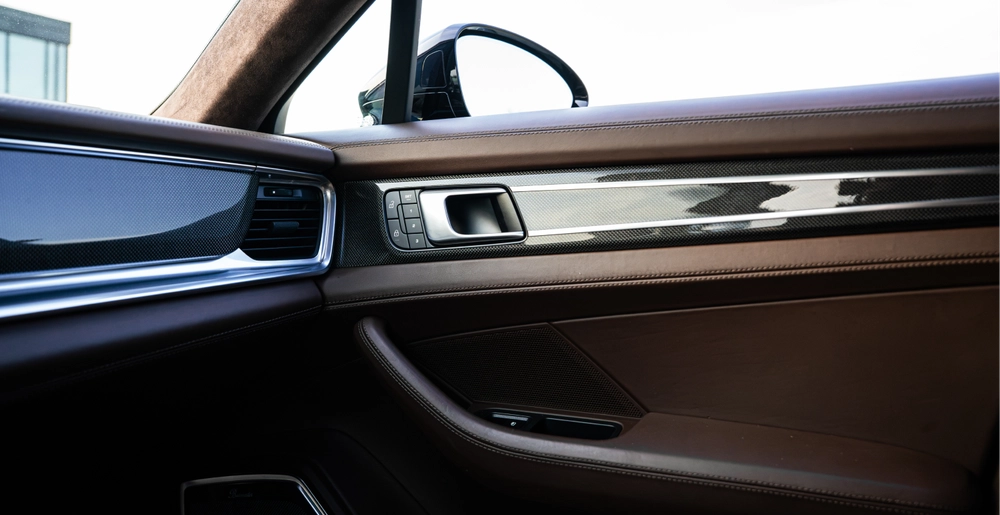 Дверная панель Porsche Panamera Turbo S E-Hybrid с карбоновой отделкой и премиальными материалами.