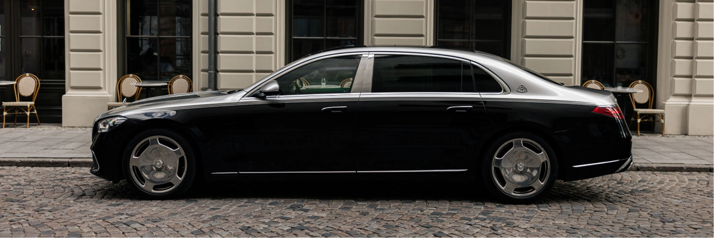 Боковой вид Mercedes-Maybach S580 в двухцветном кузове — аренда люксового автомобиля в Варшаве