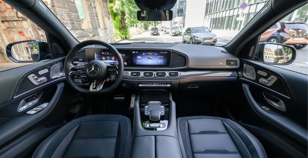 Передняя панель и интерьер Mercedes-AMG GLE 53 с цифровой приборной панелью и мультимедиа