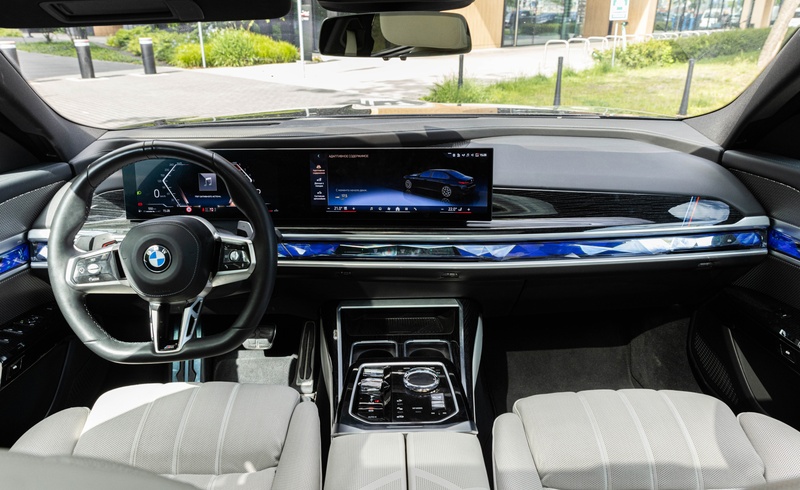 Wnętrze BMW 740d xDrive M Sport – luksusowa limuzyna z cyfrowym kokpitem, ambientowym podświetleniem i najwyższej klasy wykończeniem. Wynajem premium w Warszawie – SK CARS.