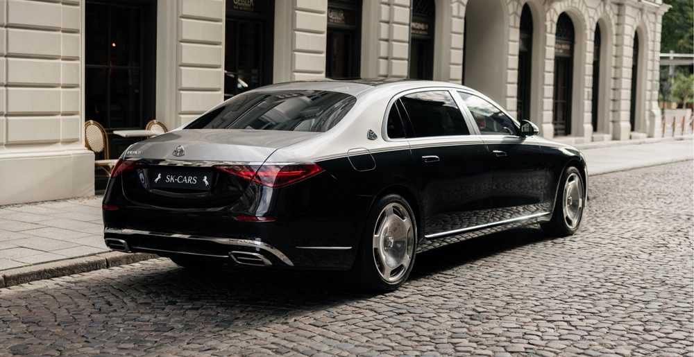 Mercedes-Maybach S580 widok z tyłu, dwukolorowe czarno-srebrne nadwozie w Warszawie