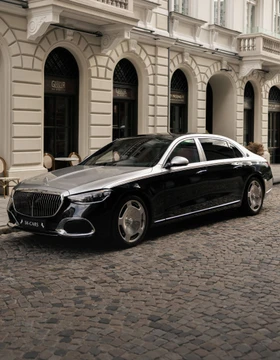 Dwukolorowy Mercedes-Maybach S580 na ulicy w Warszawie – wynajem samochodu premium SK CARS
