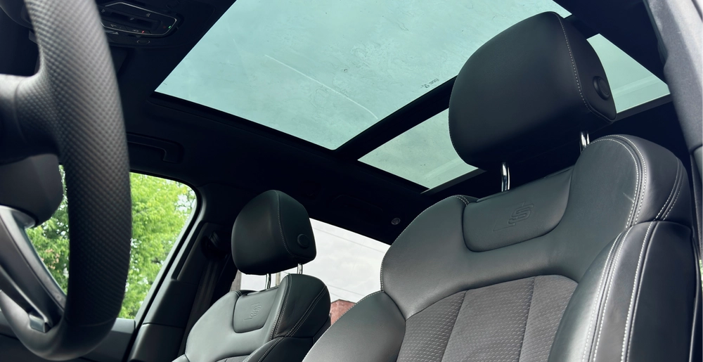 Audi Q7 50 TDI quattro S line – czarne skórzane fotele z logo S i panoramiczny dach, widok wnętrza – wynajem Warszawa SK CARS