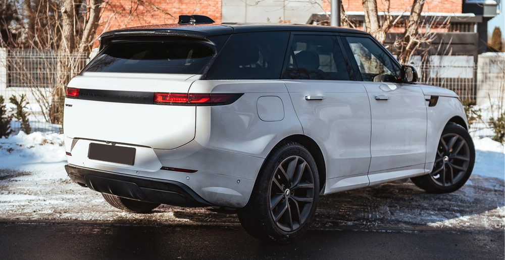 Белый Range Rover Sport, вид сзади слева, премиальный внедорожник для аренды в Варшаве от SK CARS.