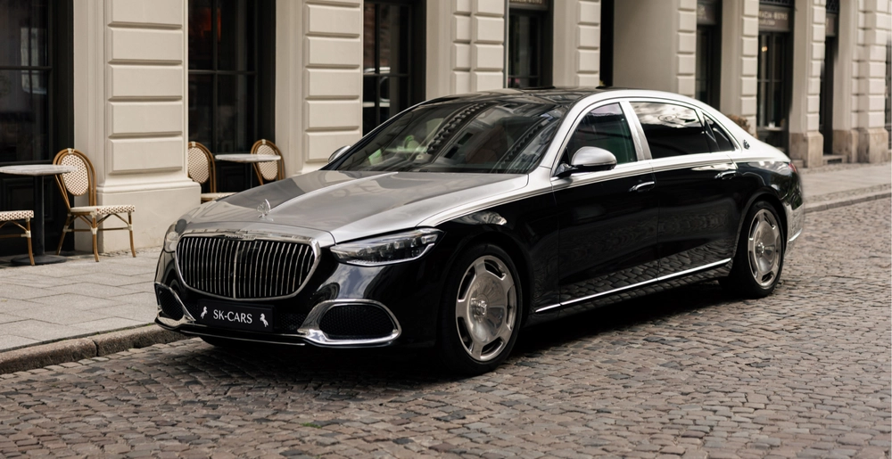Mercedes-Maybach S580 w dwukolorowym czarno-srebrnym nadwoziu na ulicy w Warszawie
