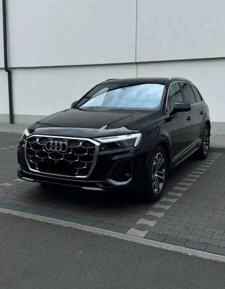 Audi Q7 50 TDI quattro S line czarny przód bok – wynajem Warszawa SK CARS