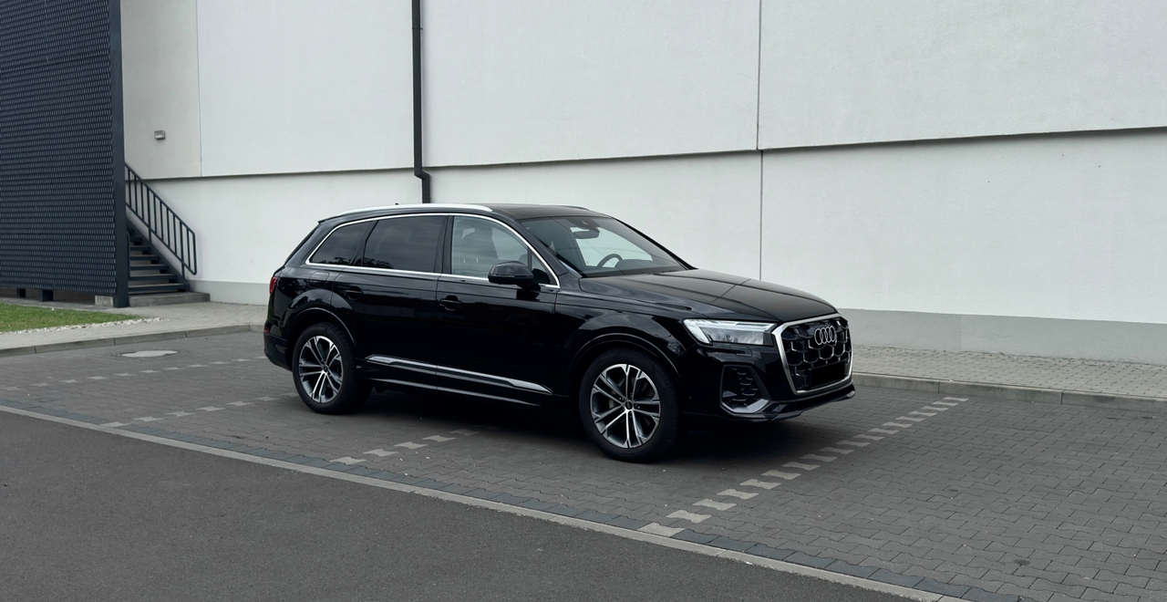 Audi Q7 50 TDI quattro S line czarny widok z przodu z boku – wynajem Warszawa SK CARS