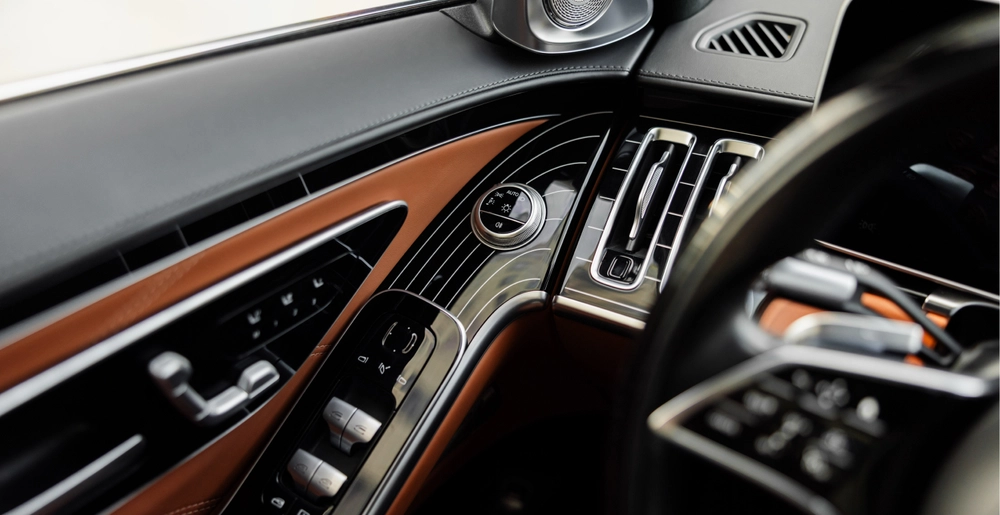 Detale deski rozdzielczej i elementów sterowania Mercedes-Maybach S580 z brązową skórą