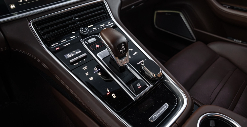 Центральная консоль Porsche Panamera Turbo S E-Hybrid с селектором коробки передач.