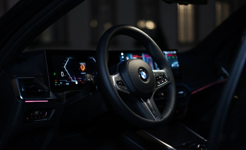 Ultranowoczesna deska rozdzielcza BMW z podświetleniem, zapewniająca komfort i technologię podczas każdej podróży.