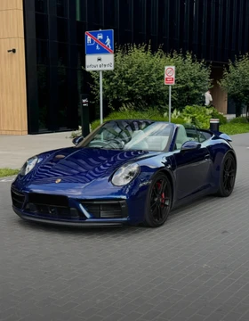 Porsche 911 Carrera 4 GTS Cabriolet w kolorze granatowym – widok z przodu, wynajem Warszawa SK CARS