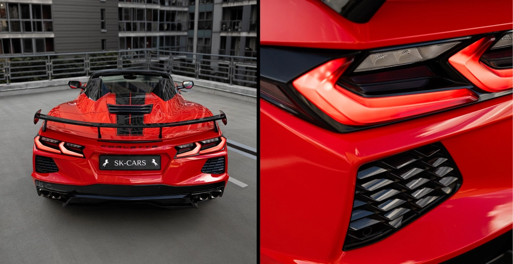 Tył czerwonego Chevrolet Corvette C8 Stingray Cabrio ze spojlerem, światłami LED i sportowym zderzakiem.
