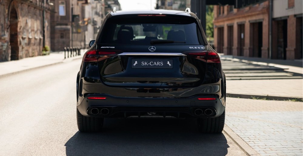 Задняя часть Mercedes-AMG GLE 53 с фирменными двойными выхлопными патрубками AMG