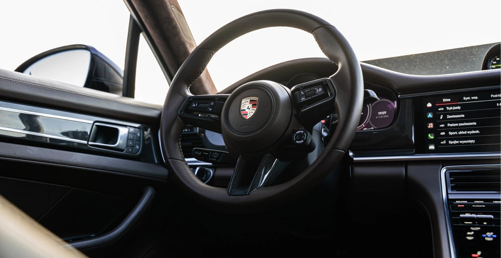 Рулевое колесо Porsche Panamera Turbo S E-Hybrid с переключателем режимов движения.