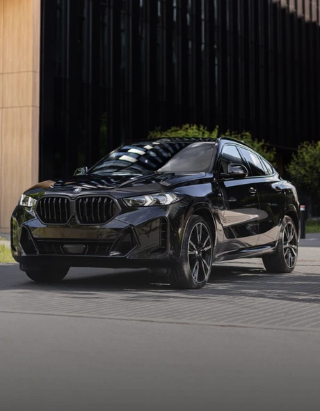 BMW X6 xDrive40d M Sport w czarnym kolorze – sportowy SUV klasy premium do wynajęcia w Warszawie. Styl, moc i elegancja z SK CARS.