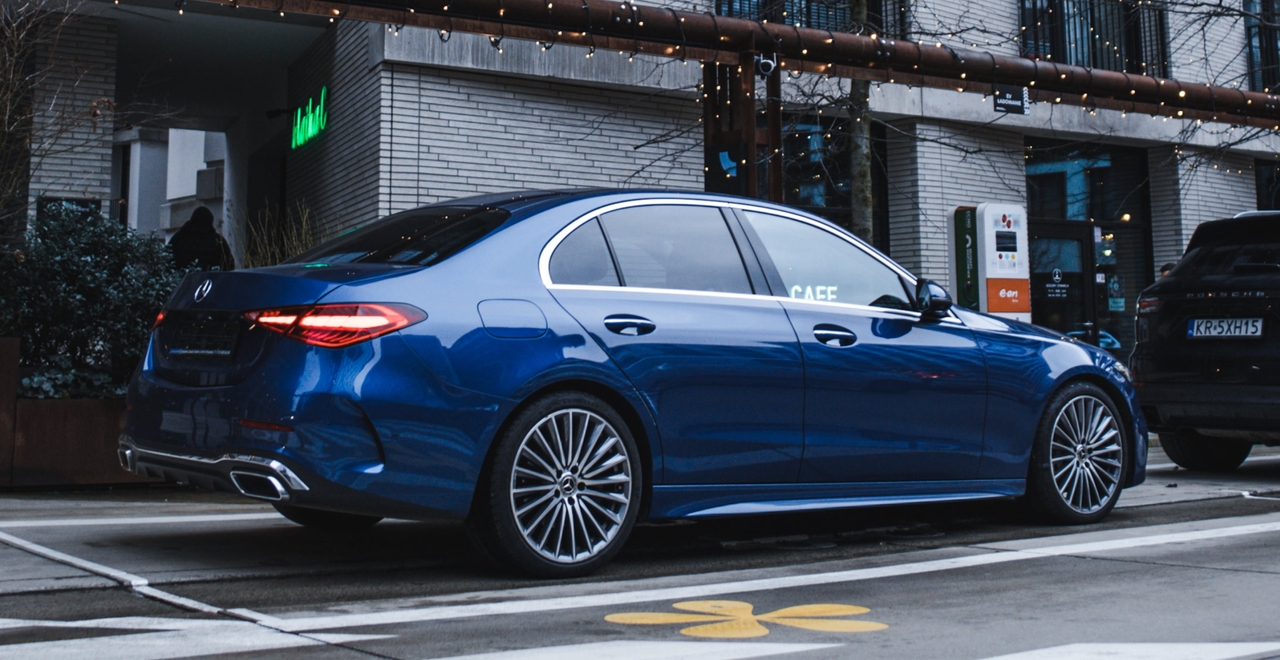 Luksusowy niebieski Mercedes C-Class do wynajęcia od SK CARS. Idealny wybór na stylowe podróże po mieście. Zarezerwuj teraz!