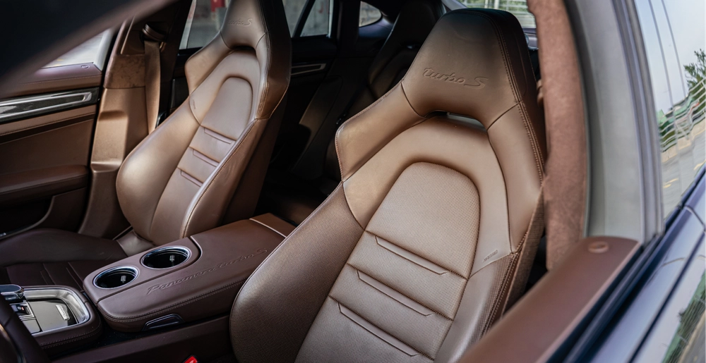 Кожаные спортивные сиденья Porsche Panamera Turbo S E-Hybrid с логотипом Turbo S.