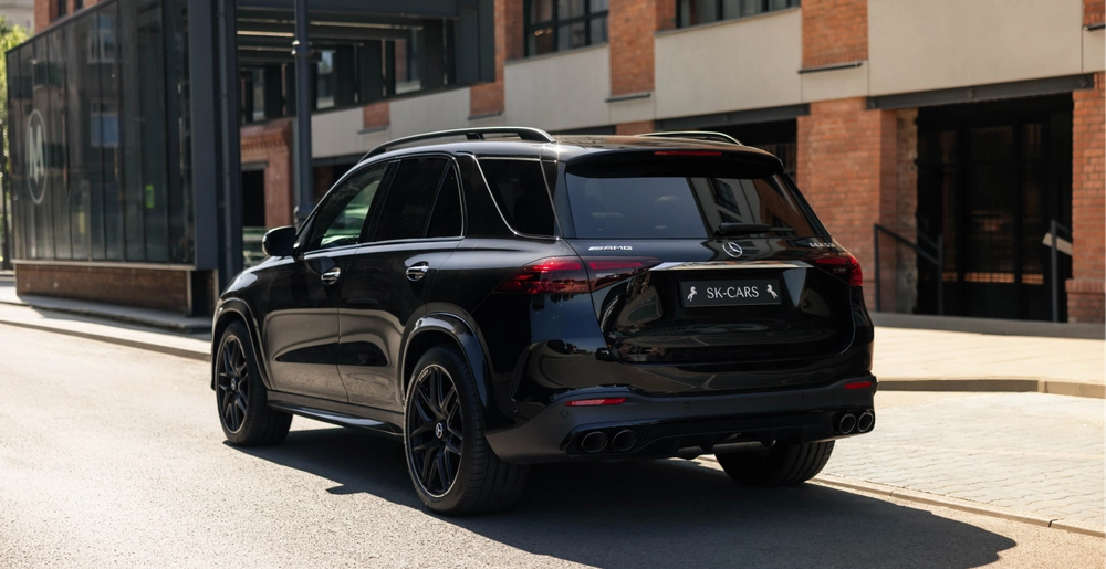 Mercedes-AMG GLE 53 4MATIC+ сзади под углом — аренда премиального SUV в Варшаве