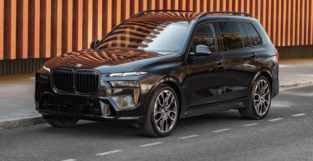Luksusowy SUV BMW X7 xDrive 40 w czarnym kolorze zaparkowany na ulicy Warszawy – wynajem samochodów premium w SK CARS.