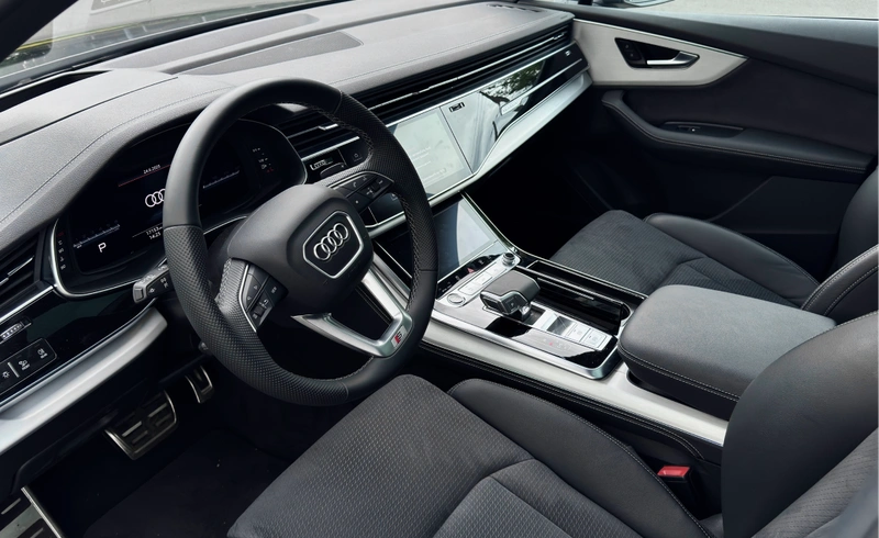 Audi Q7 50 TDI quattro S line wnętrze kokpit – wynajem Warszawa SK CARS