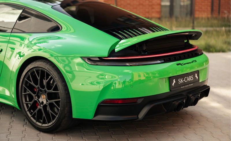 Key features of Porsche 911 Carrera GTS available for rental in Warsaw