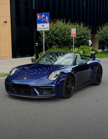 Porsche 911 Carrera 4 GTS Cabriolet w kolorze granatowym – widok z przodu, wynajem Warszawa SK CARS
