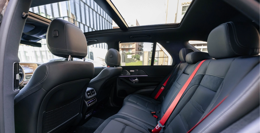 Просторный задний ряд Mercedes-AMG GLE 53 с премиальной отделкой салона
