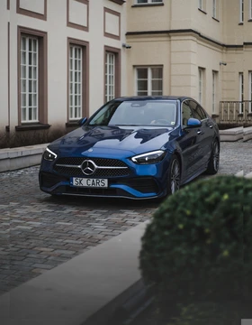 Stylowy i elegancki Mercedes-Benz C-Class w kolorze niebieskim, dostępny na wynajem w SK CARS. Ciesz się komfortem i prestiżem każdej podróży.