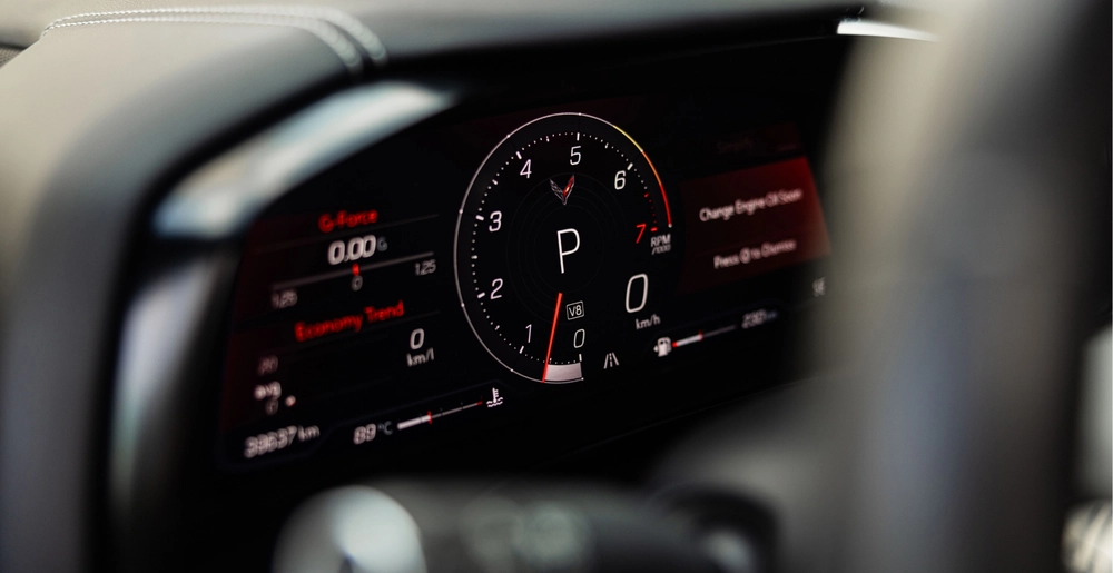 Cyfrowy zestaw wskaźników Chevrolet Corvette C8 Stingray Cabrio z obrotomierzem i informacjami o jeździe.