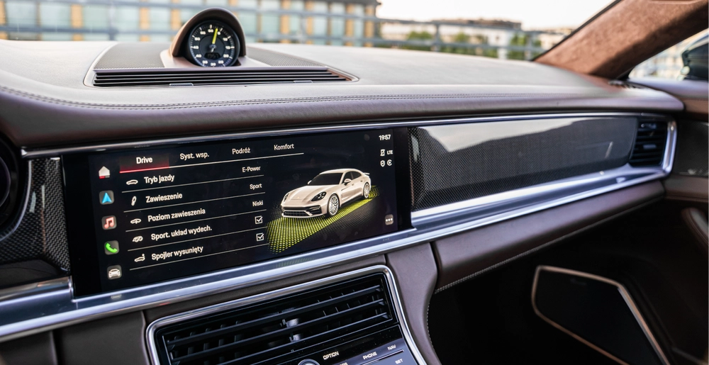 Центральный дисплей Porsche Panamera Turbo S E-Hybrid с настройками режимов движения.
