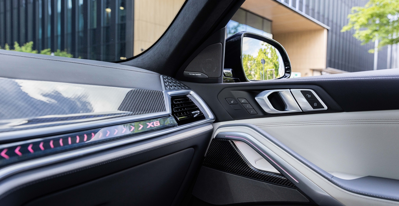 Wnętrze BMW X6 – podświetlenie ambientowe, wykończenia z karbonu, głośniki Harman Kardon. Widok z fotela pasażera.
