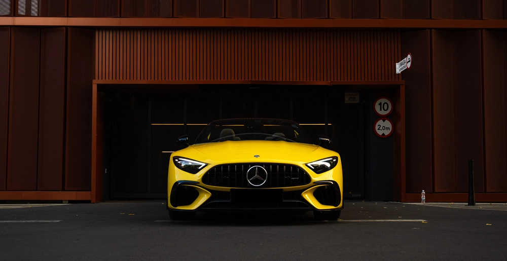 Mercedes SL55 AMG — widok z przodu na tle miejskiej architektury