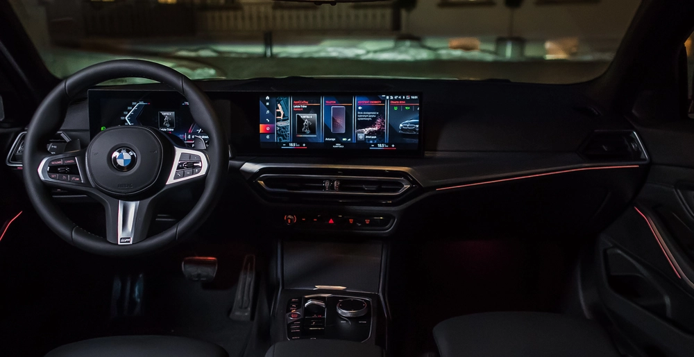Zaawansowane technologicznie wnętrze BMW Series 3 z nastrojowym oświetleniem, stworzone dla komfortu i przyjemności wynajmu z SK Cars.