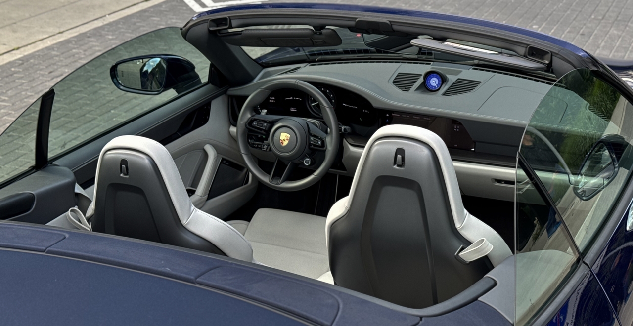 Porsche 911 Carrera 4 GTS Cabriolet – widok wnętrza z tyłu, jasne skórzane fotele, wynajem Warszawa SK CARS